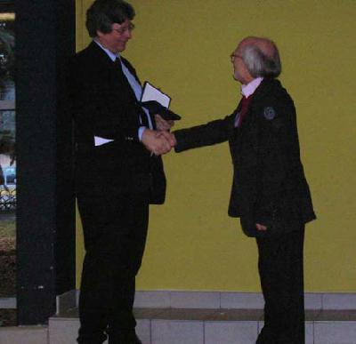 Le Pr�sident Lo�c Vaillant remet la m�daille de l'universit� � M
